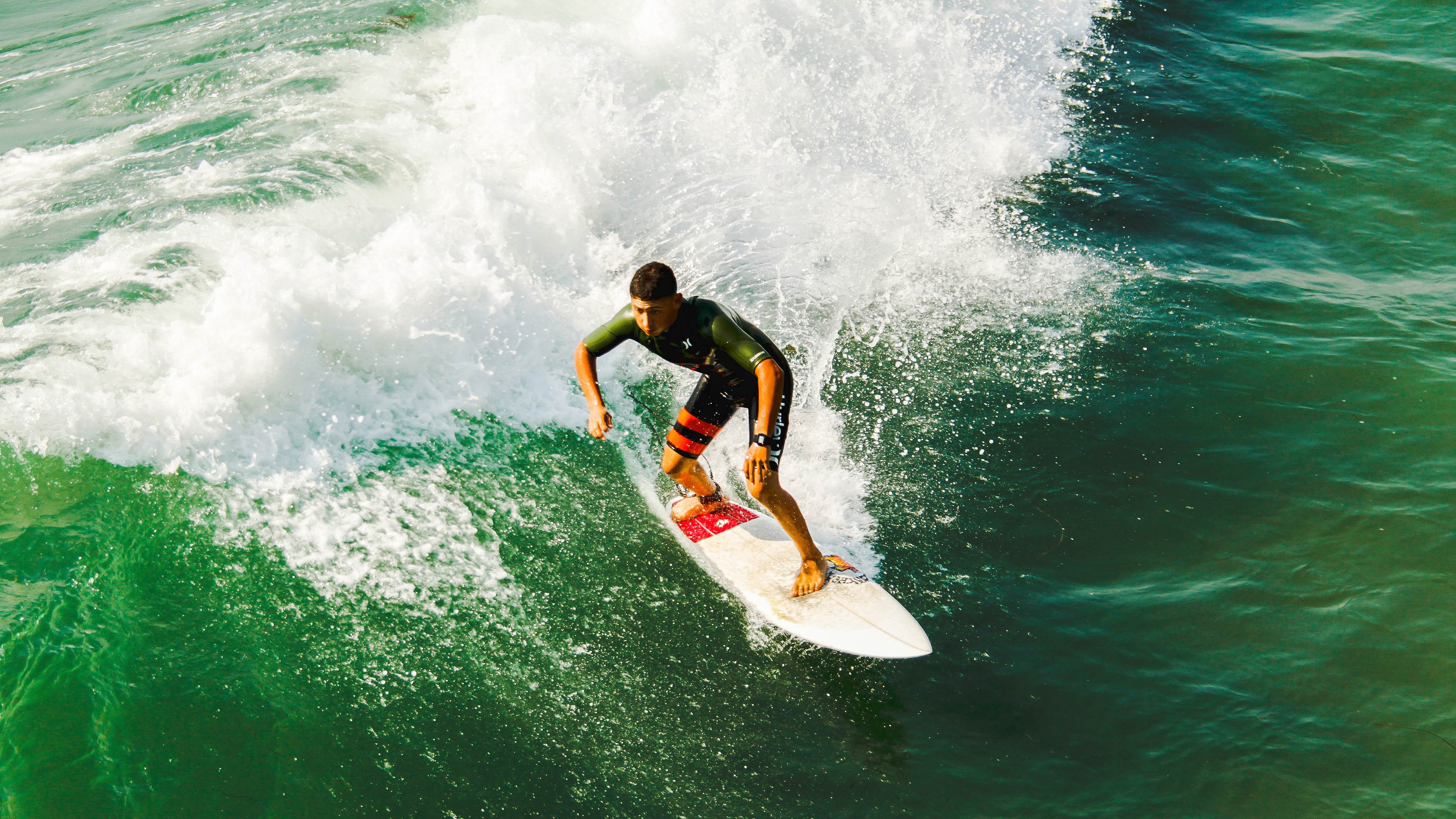 _蓝色海底冲浪:海底世界的极速体验_,蓝色色的海底